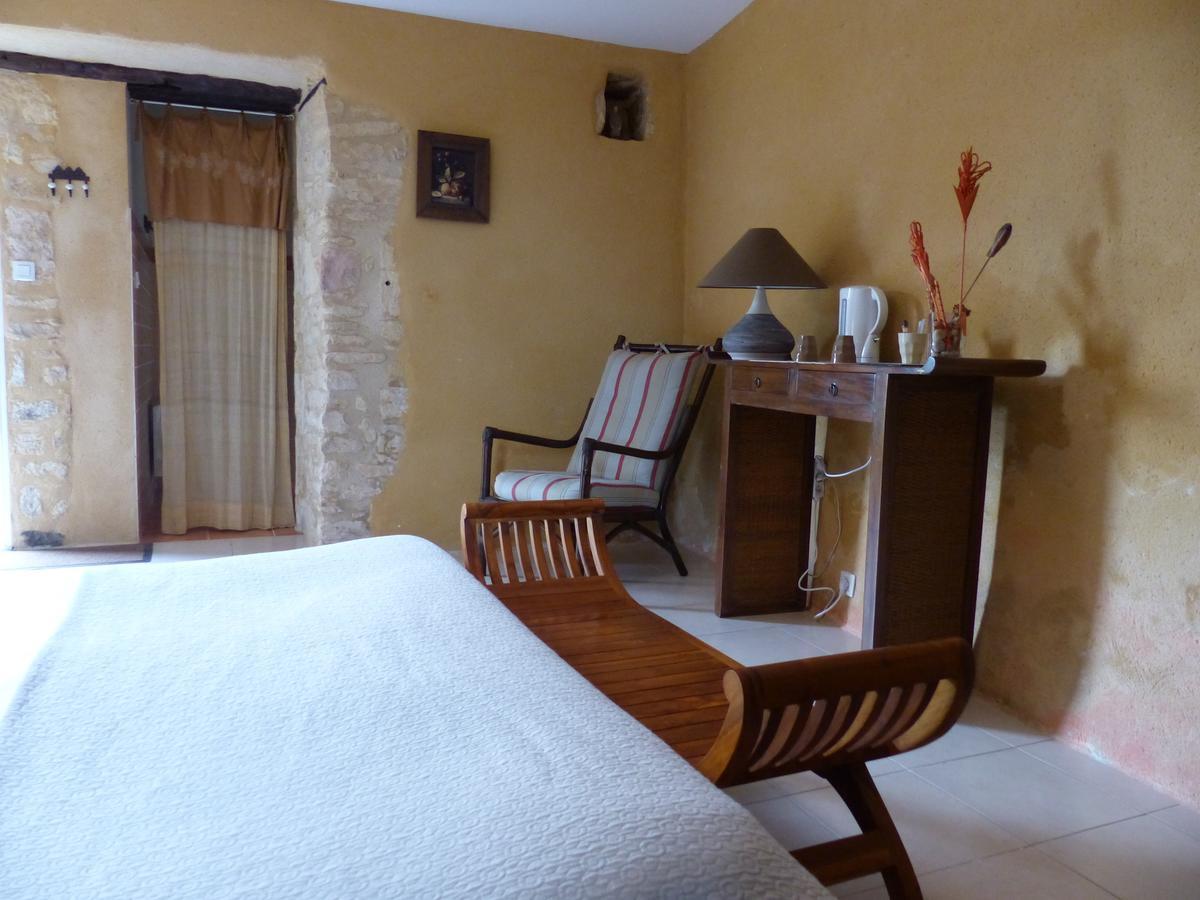 Chambres D'Hotes Les Boudines Saint-Germain-de-Belves Ruang foto